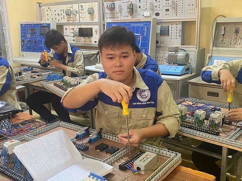 Chọn nghề - chọn tương lai (Bài 3): Học nghề qua những góc nhìn thực tế