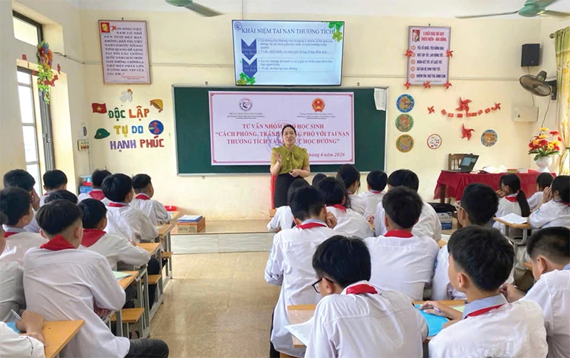Trẻ em như búp trên cành (Bài 1): Phía sau cánh cổng trường học...