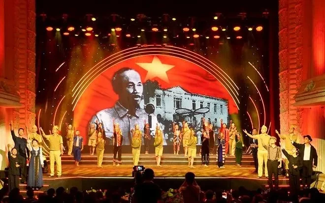 Chương trình Nghệ thuật “Hồ Chí Minh - Nguồn sáng dẫn đường” kỷ niệm 115 năm ngày Bác Hồ ra đi tìm đường cứu nước