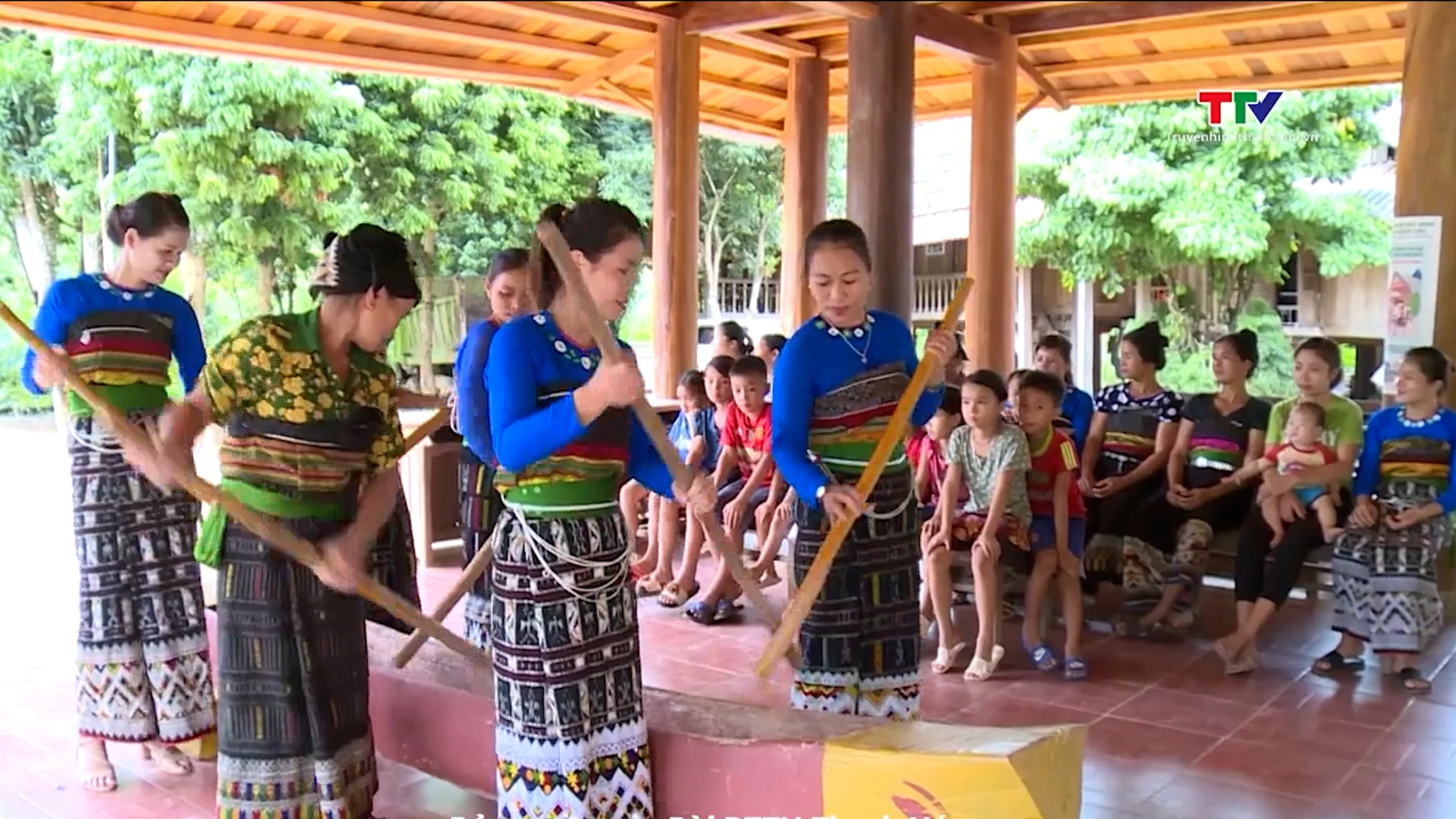 [Thanh Hóa xưa và nay] Rộn ràng điệu Khua luống 