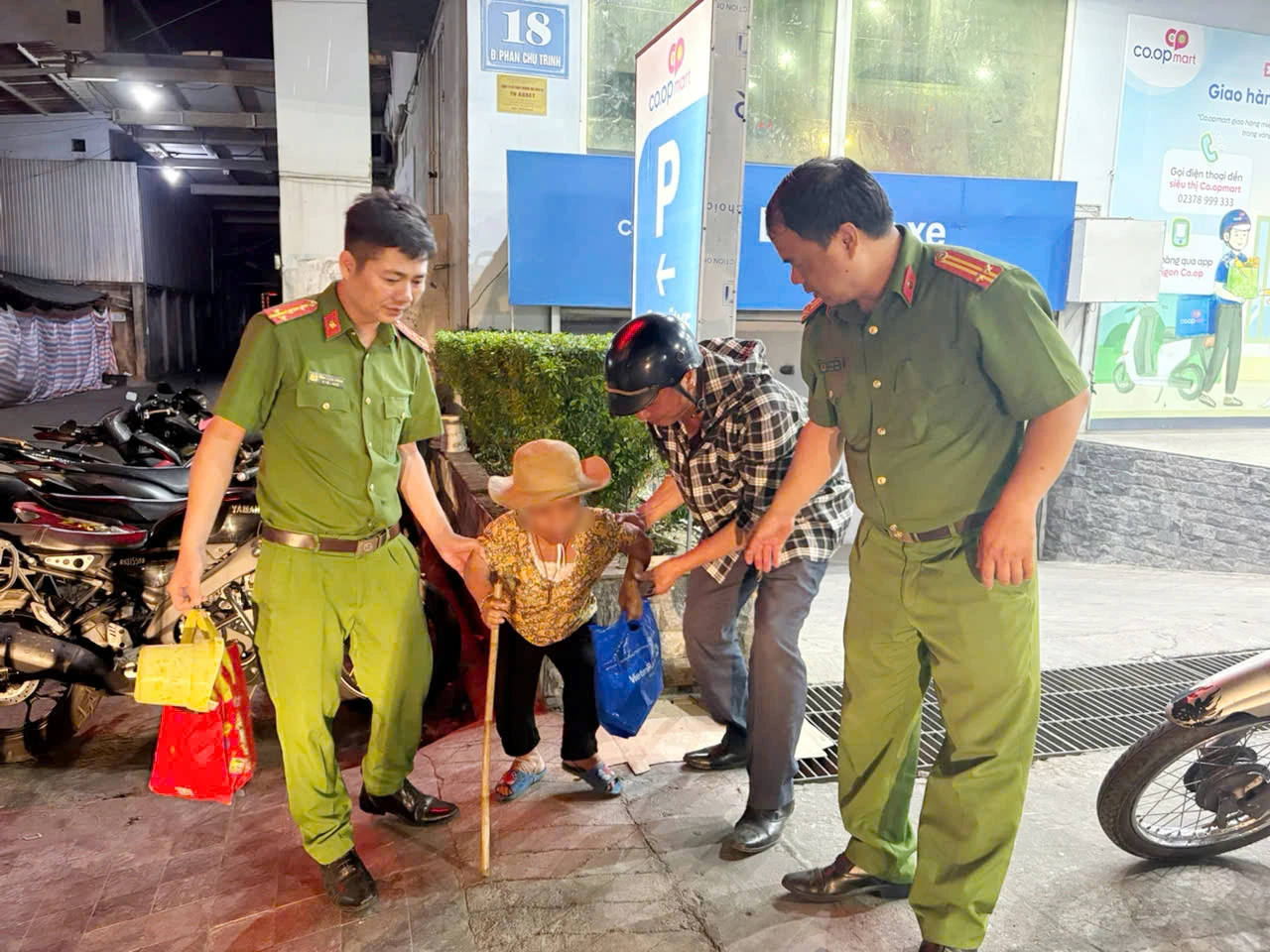 Phát hiện, tố giác hành vi lợi dụng trẻ em, người cao tuổi, người khuyết tật bán hàng rong