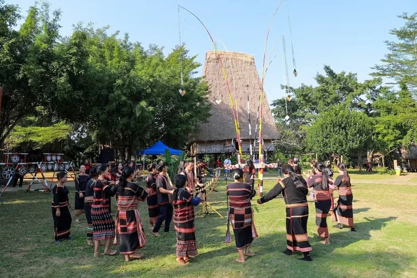 Chuyển giao Làng Văn hóa-Du lịch các dân tộc Việt Nam về UBND thành phố Hà Nội quản lý