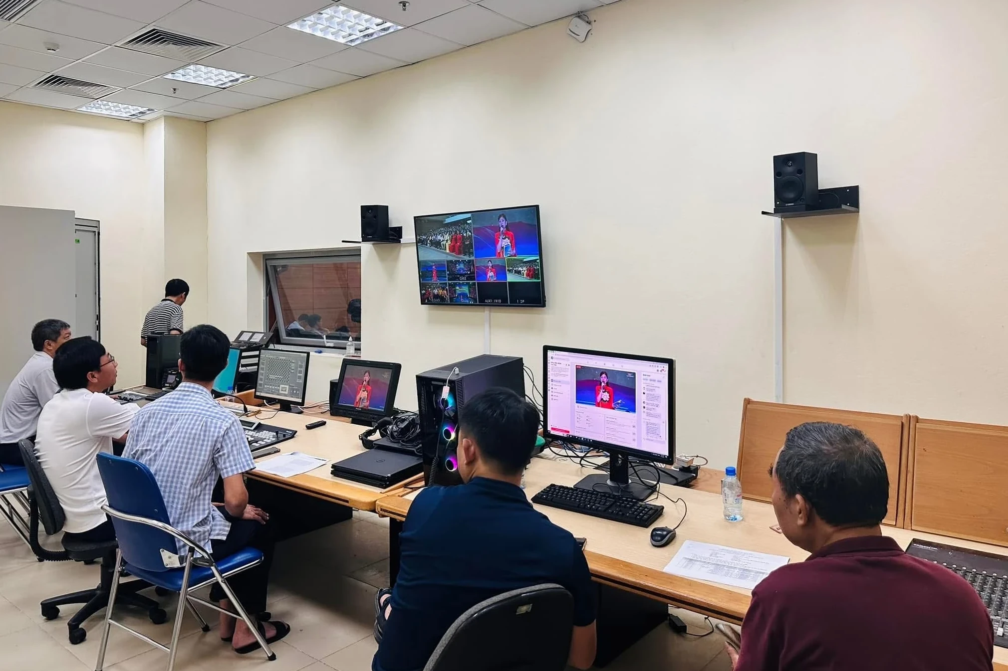 Những người làm truyền hình dưới ánh đèn sân khấu