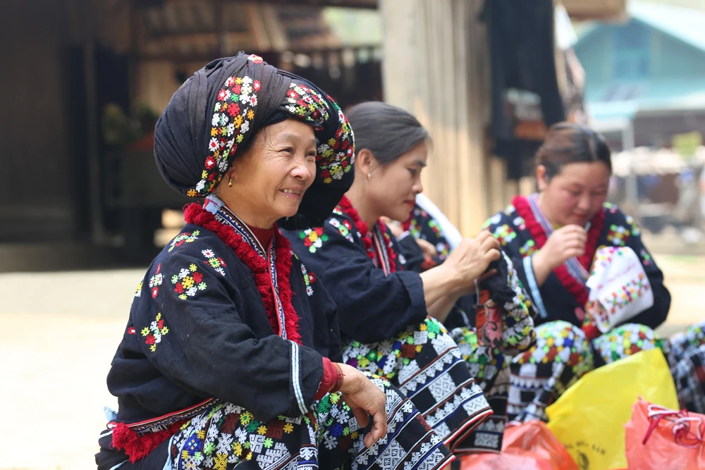 Người Dao đỏ ở Suối Tút giữ gìn trang phục truyền thống