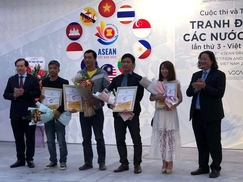 Vượt hoàn cảnh tỏa sáng giữa đời thường