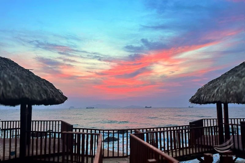 [Thanh Hóa xưa và nay] Ngắm Bãi Đông từ cây cầu gỗ uốn quanh biển