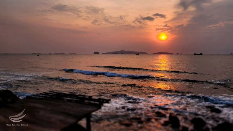[Thanh Hóa xưa và nay] Ngắm Bãi Đông từ cây cầu gỗ uốn quanh biển