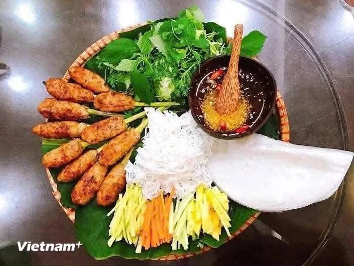 Nem lụi Huế - hương vị bình dị níu chân thực khách