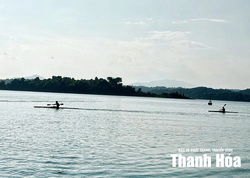 Chèo thuyền Kayak ở Bến En: Trải nghiệm giải nhiệt giữa đại ngàn xứ Thanh