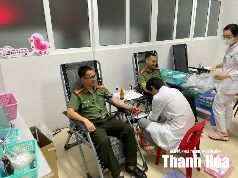 Thành viên Câu lạc bộ Ngân hàng máu sống Công an tỉnh kịp thời hiến máu cứu người