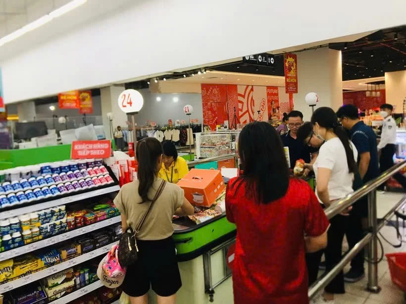 Người Việt chi hơn 4,55 triệu tỷ đồng cho mua sắm và dịch vụ trong bảy tháng