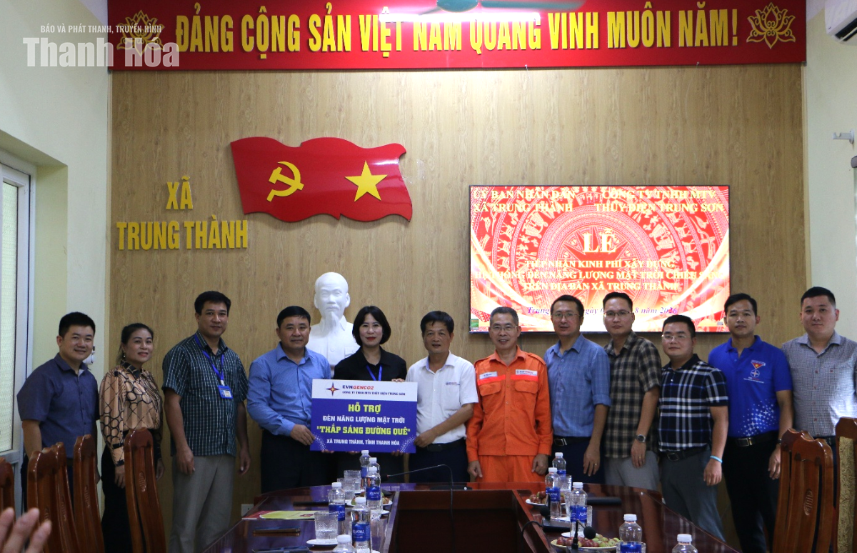 TSHPCo trao hỗ trợ hệ thống đèn năng lượng mặt trời chiếu sáng công cộng tại xã Trung Thành