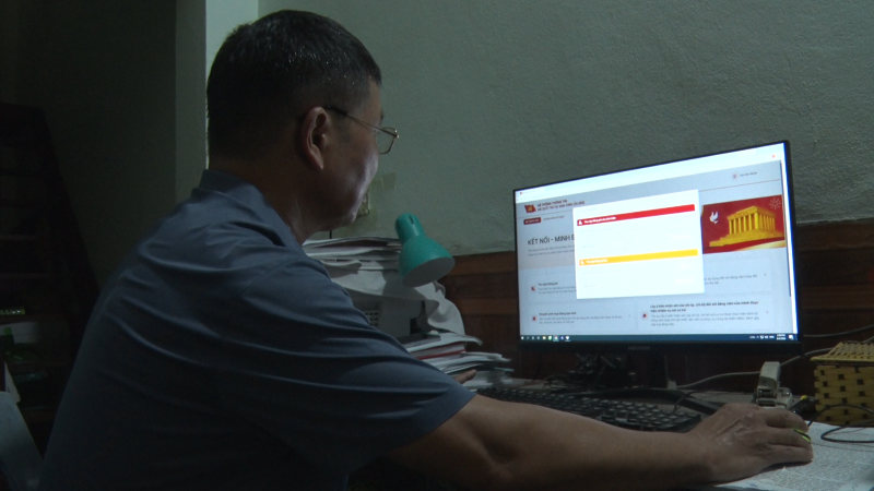 Người thầy về hưu lo việc bản