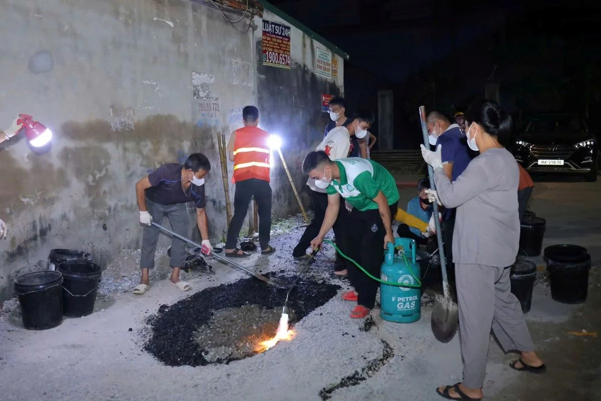 Những người “vá đường”