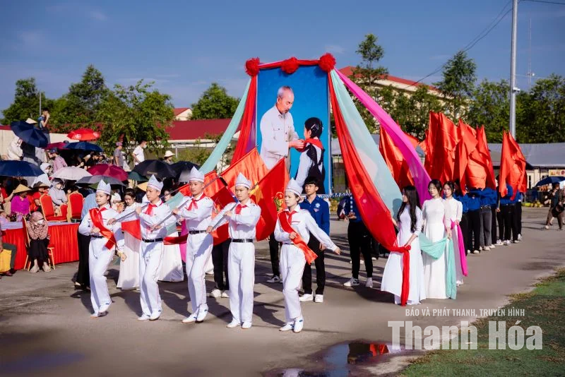 Nắng trên vai, nhịp nhàng chân bước