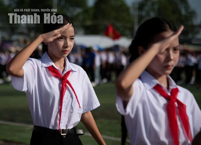 Nắng trên vai, nhịp nhàng chân bước