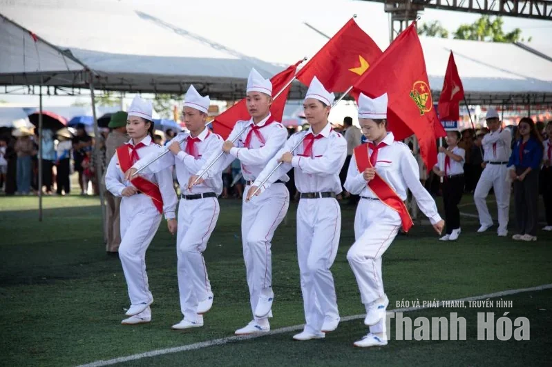 Nắng trên vai, nhịp nhàng chân bước
