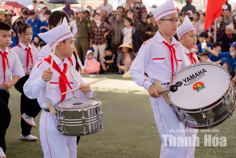 Nắng trên vai, nhịp nhàng chân bước