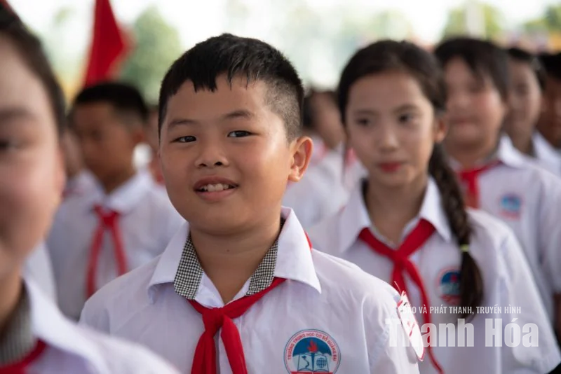 Nắng trên vai, nhịp nhàng chân bước