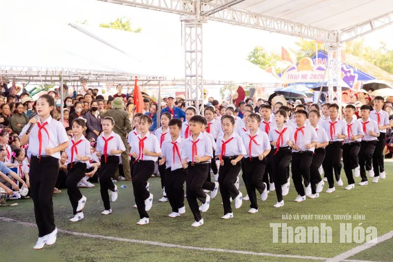 Nắng trên vai, nhịp nhàng chân bước
