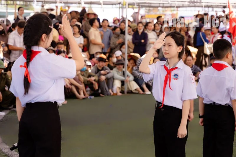 Nắng trên vai, nhịp nhàng chân bước