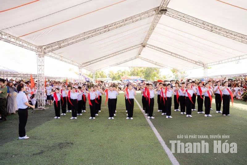 Nắng trên vai, nhịp nhàng chân bước