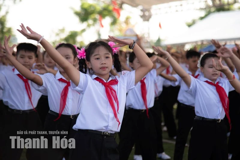 Nắng trên vai, nhịp nhàng chân bước