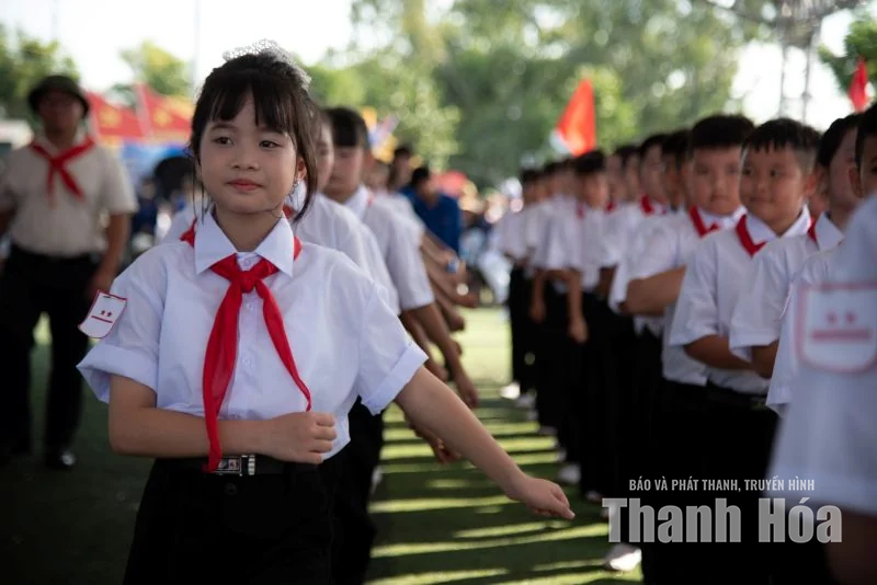 Nắng trên vai, nhịp nhàng chân bước