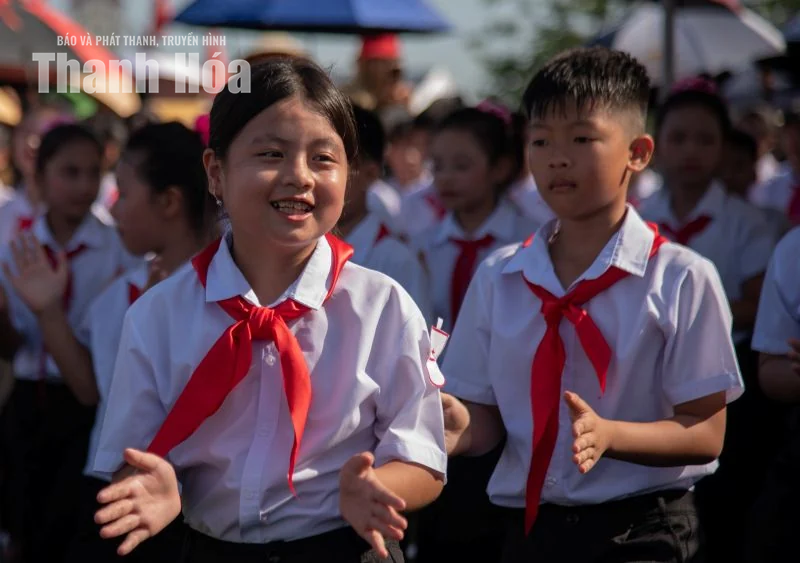 Nắng trên vai, nhịp nhàng chân bước