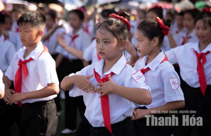 Nắng trên vai, nhịp nhàng chân bước