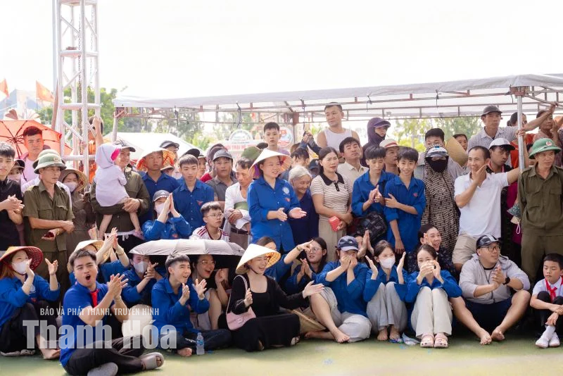 Nắng trên vai, nhịp nhàng chân bước