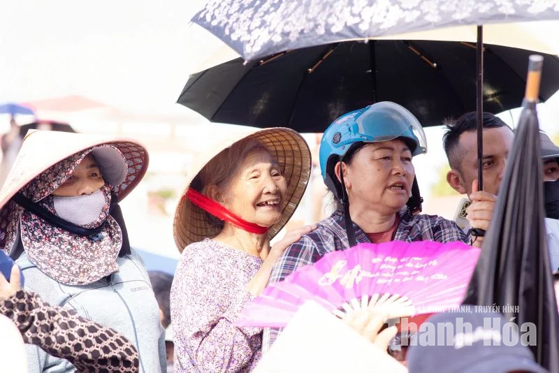 Nắng trên vai, nhịp nhàng chân bước