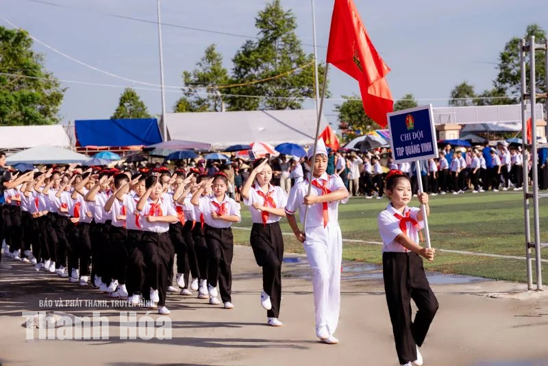 Nắng trên vai, nhịp nhàng chân bước