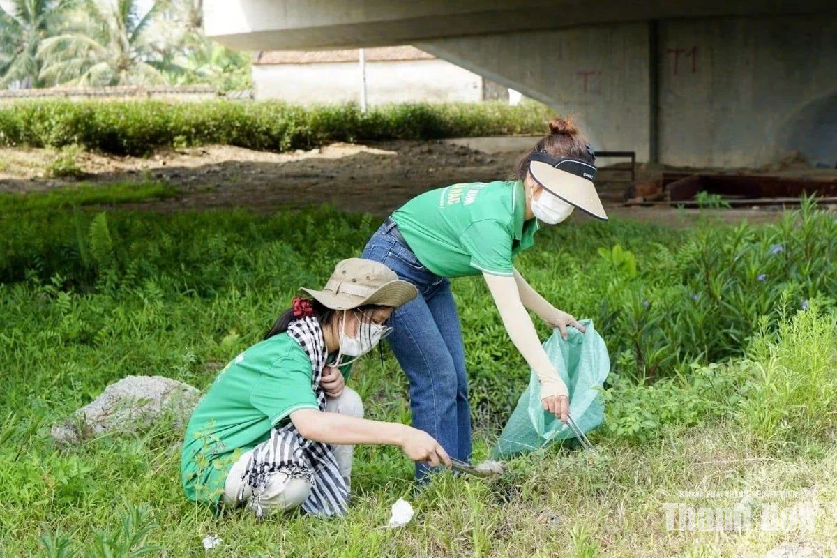 Những người “vá đường”