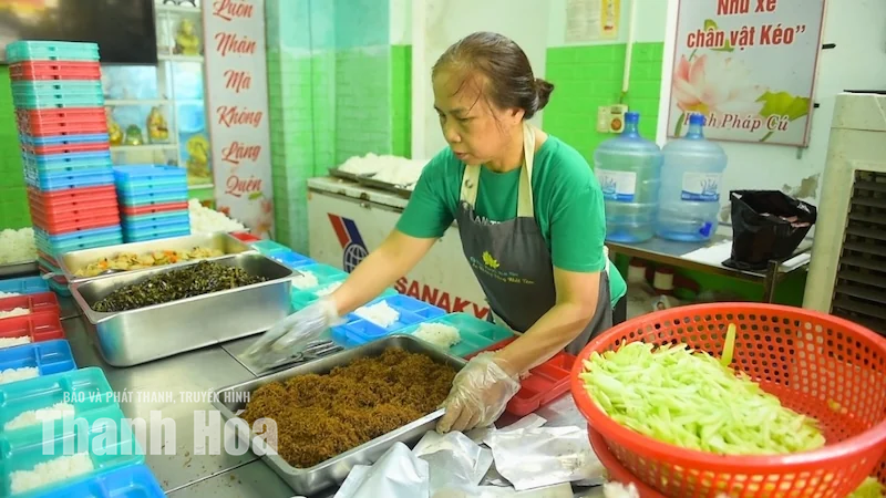 Giữ lửa yêu thương giữa “phố bệnh viện”