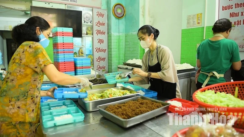 Giữ lửa yêu thương giữa “phố bệnh viện”
