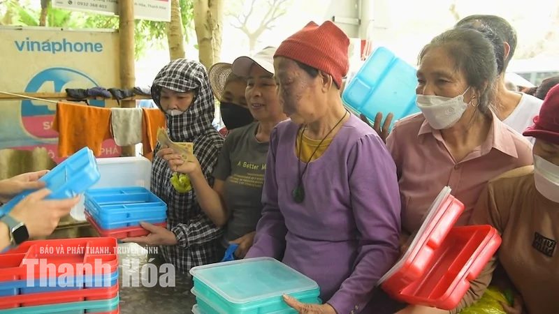 Giữ lửa yêu thương giữa “phố bệnh viện”