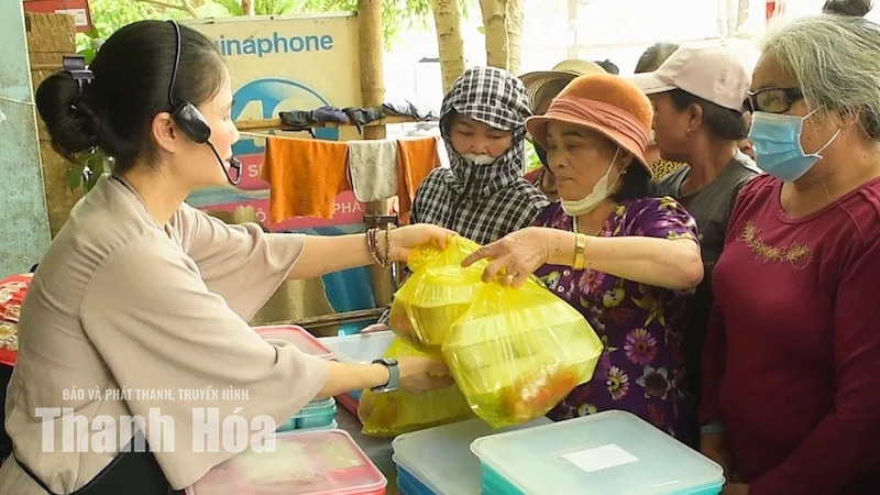 Giữ lửa yêu thương giữa “phố bệnh viện”