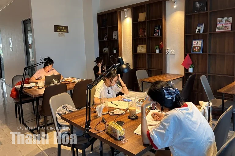 Khi quán cà phê trở thành “văn phòng, thư viện thứ hai”