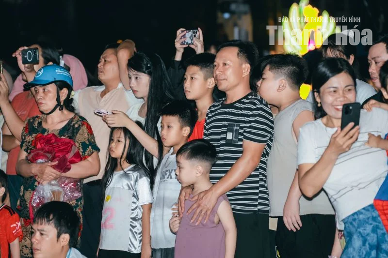 Chill bên biển: Phiêu cùng đêm Hải Tiến