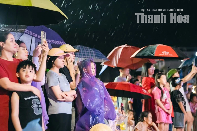 Chill bên biển: Phiêu cùng đêm Hải Tiến