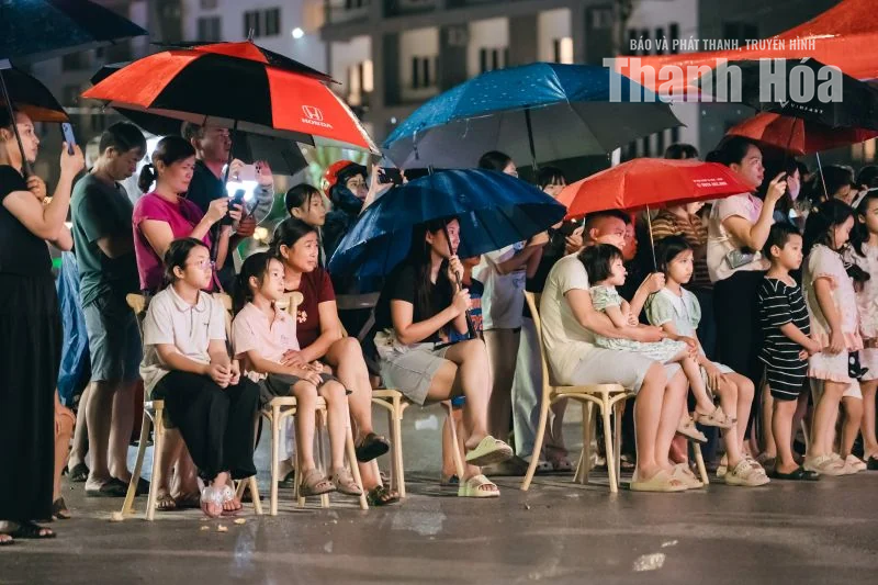 Chill bên biển: Phiêu cùng đêm Hải Tiến