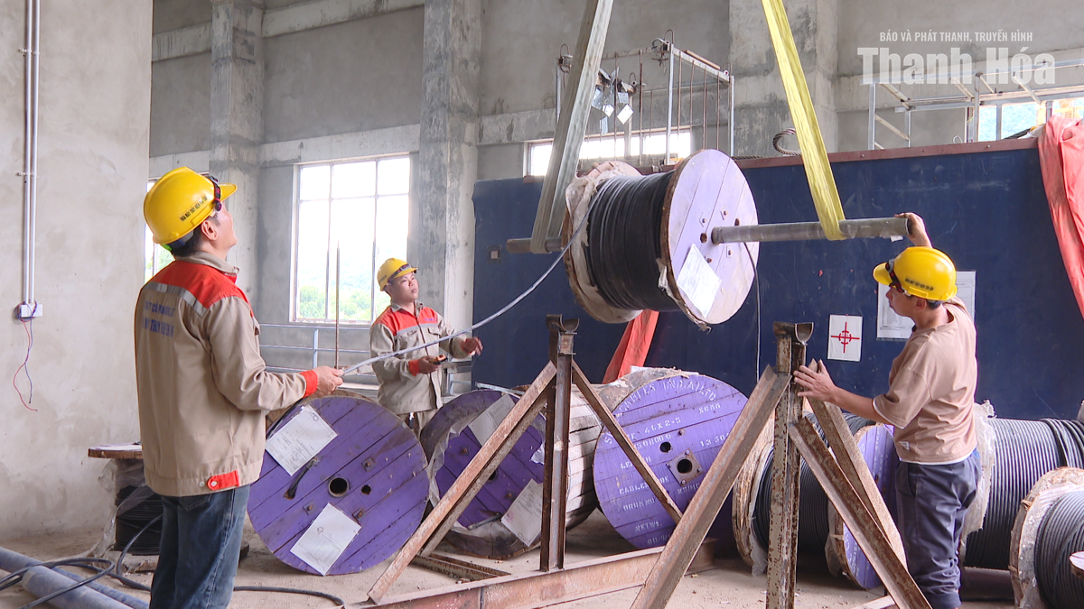 Trên công trường thủy điện vùng biên
