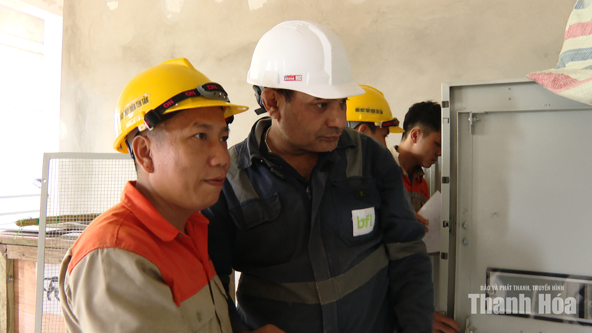 Trên công trường thủy điện vùng biên