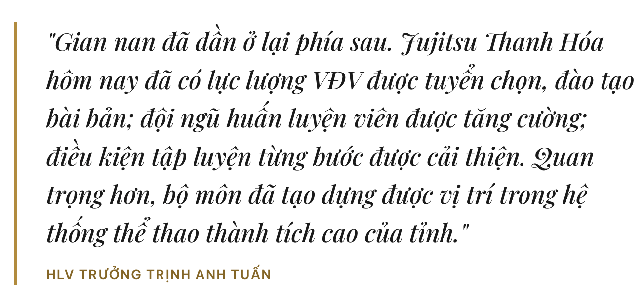 Giọt mồ hôi trên sàn tập hóa huy chương lấp lánh