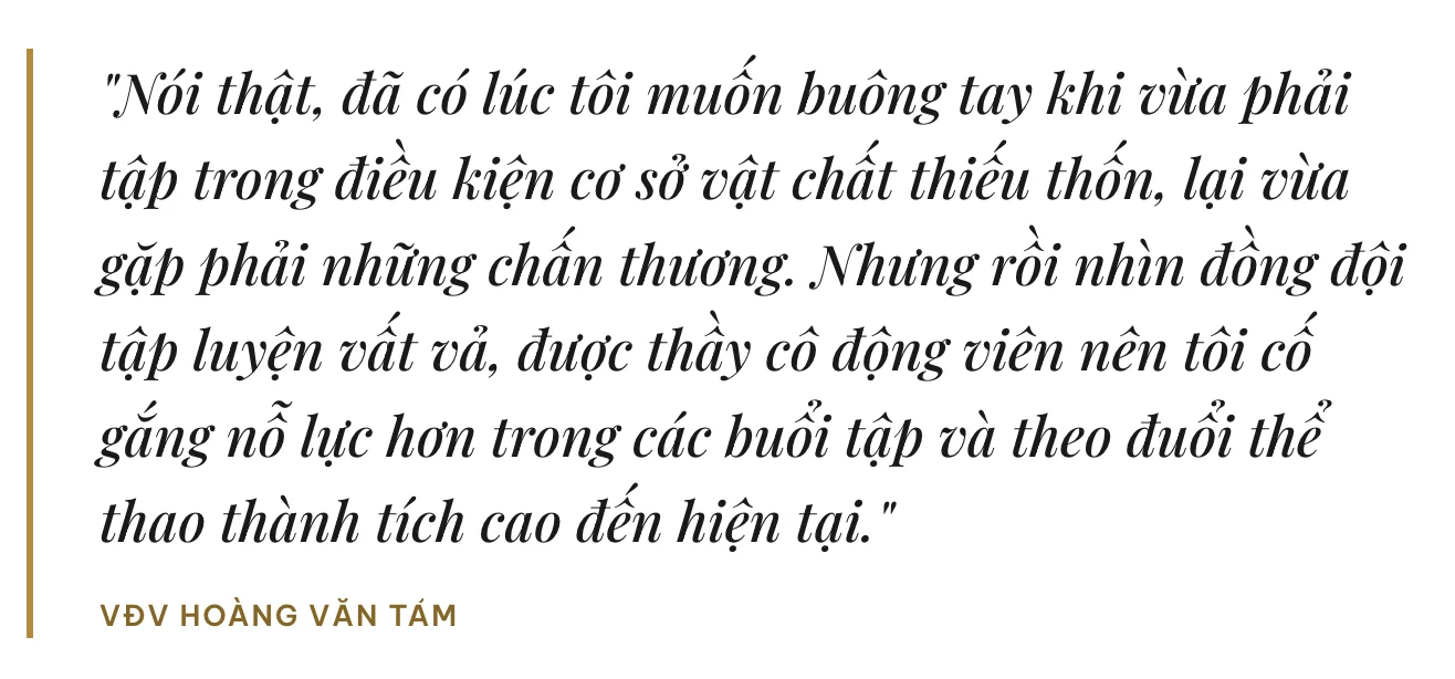 Giọt mồ hôi trên sàn tập hóa huy chương lấp lánh
