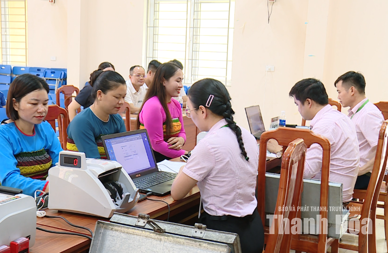 Hình ảnh đẹp của cán bộ tín dụng chính sách vùng biên