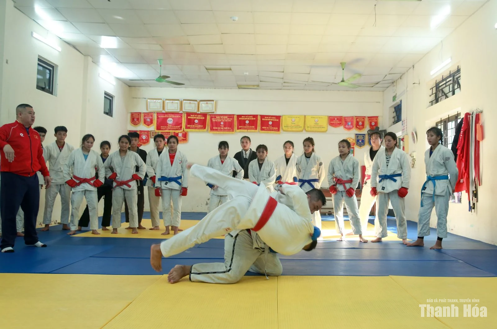 Giọt mồ hôi trên sàn tập hóa huy chương lấp lánh