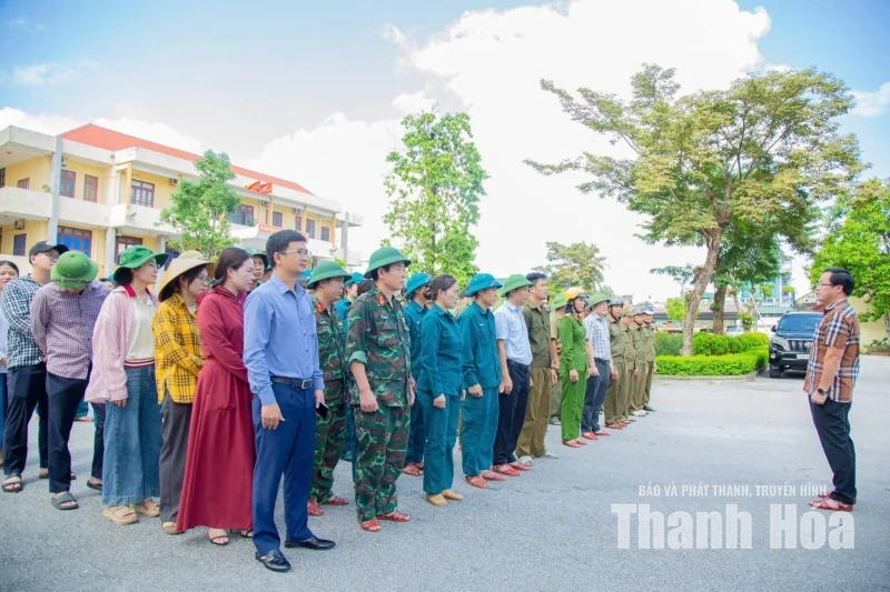 Xã Hậu Lộc huy động hơn 130 người gặt lúa giúp dân