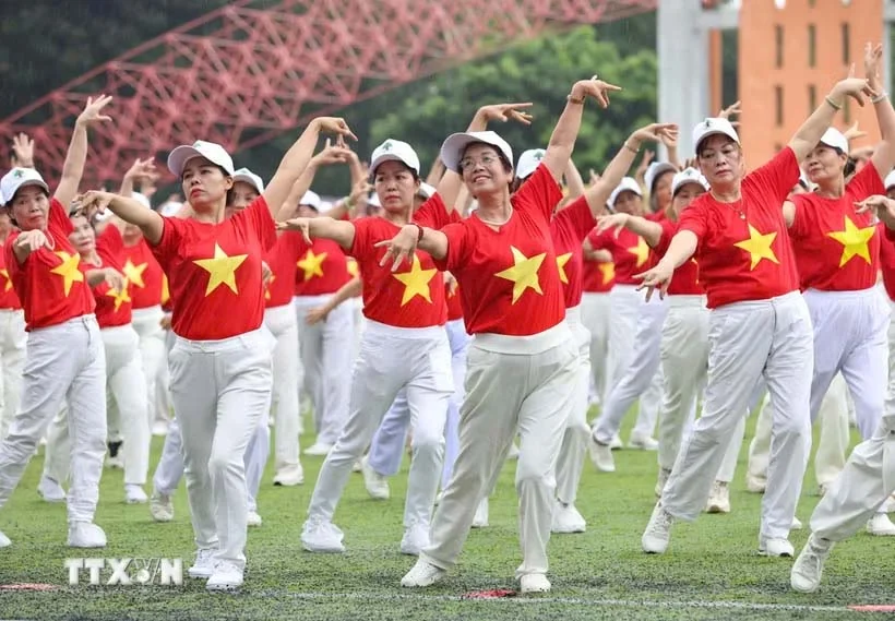 2.000 người cao tuổi đồng diễn dân vũ, xác lập Kỷ lục Việt Nam
